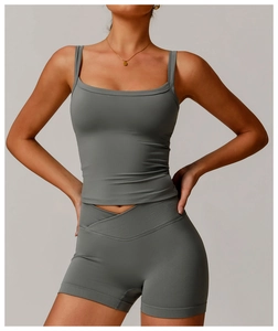Détail de l'ensemble de sport gris avec short de fitness à taille croisée en V élastique