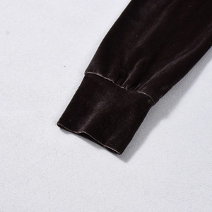 Detailaufnahme der elastischen Bündchen an einem dunkelbraunen Kapuzenpullover aus Samt