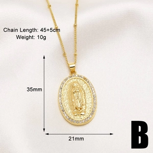 Dettaglio macro della collana Vergine Maria placcata oro 18k con cristalli e misure
