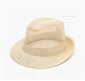 Détail d'un chapeau beige avec sommet en maille respirante et bordure en paille tissée