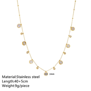 Chic collier en acier inoxydable doré avec des pendentifs en nacre blanche et chaîne 40+5cm