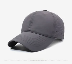 Dettaglio cappellino grigio scuro con fori di ventilazione laser e cuciture della visiera