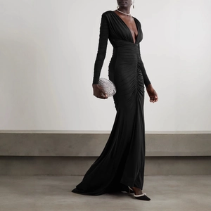 Elegante abito lungo a sirena nero con profondo scollo a V e dettagli drappeggiati moda