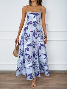 Détail d'une robe maxi lilas avec de grands imprimés floraux et un col licou élégant