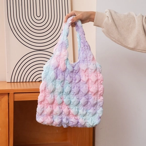 Détail macro du sac cabas en tissu popcorn rose et bleu avec texture en relief