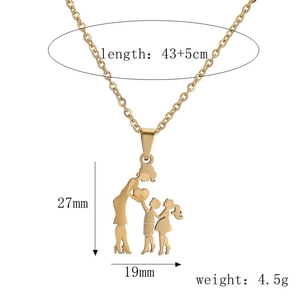 Dimensions détaillées du pendentif silhouette mère et deux enfants sur chaîne dorée