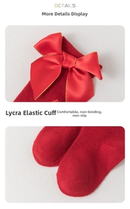 Détail d'une chaussette rouge en maille avec nœud en satin et bord en Lycra