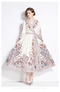 Detail eines V-Ausschnitt Wickelkleids mit Paisley-Print und Taillengürtel in Beige