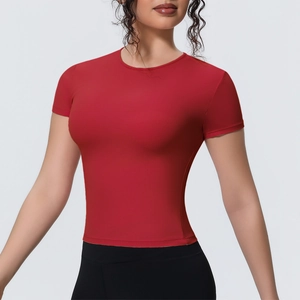 Détail frontal d'un haut de yoga rouge à manches courtes en tissu respirant et ajusté