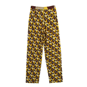 Vista trasera de pantalones de talle alto con pernera ancha y estampado geométrico