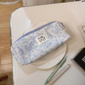Detailaufnahme der blauen Stoff-Federmappe mit Blumenmuster und BEST-Stoffetikett