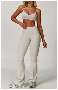 Vue complète du pantalon de yoga évasé à taille haute et du soutien-gorge de sport beige