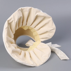Détail d'un chapeau de soleil beige avec ruban jacquard et bord tissé anti-UV