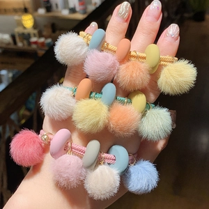 Dettaglio di elastici per capelli in peluche con perline colorate sulla mano