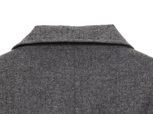 Vue détaillée du col en tissu gris et des coutures d'un blazer de costume pour femme