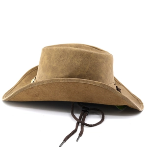 Détail d'un chapeau de cowboy en cuir marron avec finition suédée et mentonnière réglable