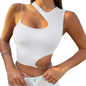 Weißes geripptes Crop Top mit silberner Metallkette und asymmetrischem Cut-Out Design