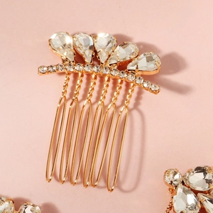 Dettaglio del pettine per capelli dorato da sposa con cristalli a goccia e strass lucidi
