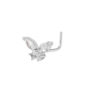 Makroaufnahme von Schmetterling Bauchnabelpiercing mit marquiseförmigen Zirkonia-Steinen