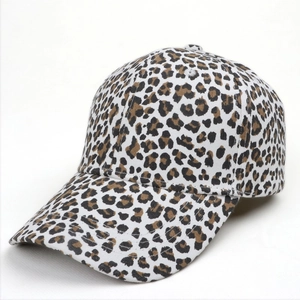 Dettaglio del cappellino leopardato in tela avorio con visiera curva e fori di ventilazione