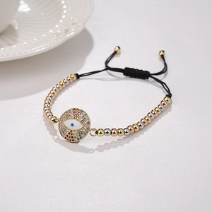 Detail von Gold-, Silber- und Roségoldperlen mit buntem Zirkon-Böser Blick-Anhänger-Armband