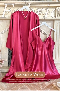 Détail de l'ensemble peignoir en satin bordeaux et robe à col en V avec perles fines