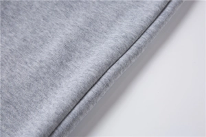 Gros plan sur la texture du tissu en maille grise de l'ensemble de sport pour hommes