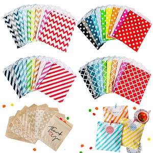 Sacchetti regalo in carta kraft colorata con motivi a trifoglio e Thank You sticker
