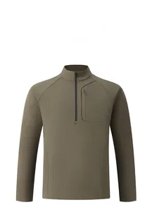Détail d'un pull demi-zip vert armée avec poche de poitrine zippée verticale