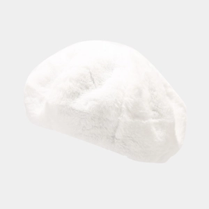 Détail de la texture en peluche blanche douce et du dôme minimaliste du béret