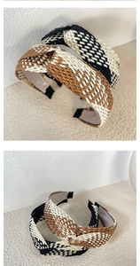 Détail de bandeaux de style bohème tressés avec nœud croisé en fibres marron et noires