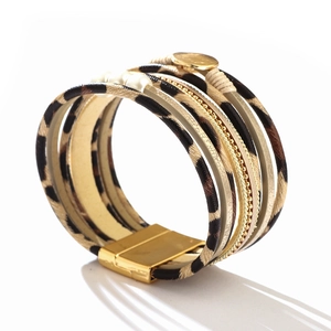Bracelet multi-rangs à imprimé léopard avec perles dorées et fermoir magnétique