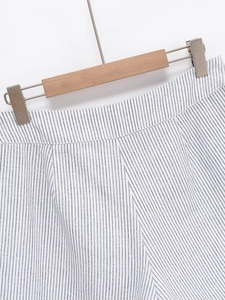 Détail de la jupe-culotte à rayures bleues et blanches sur cintre avec taille élastique