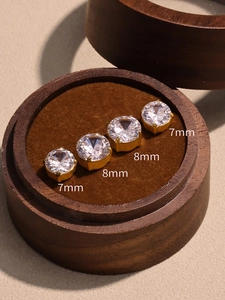 Λεπτομέρεια από σκουλαρίκια ζιργκόν 7mm και 8mm με χρυσή βάση τεσσάρων δοντιών