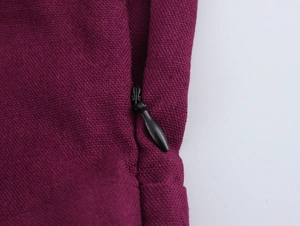 Vue macro d'une fermeture éclair invisible noire sur le tissu en lin violet