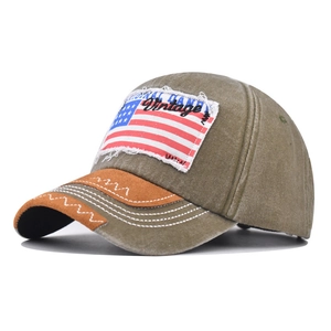 Detail der gewaschenen Baumwollkappe mit Vintage USA-Flaggenaufnäher und Wildleder-Schirm