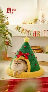 Dettaglio della cuccia per gatti a forma di albero di Natale in pile con fiocco rosso