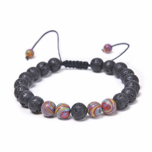 Détail macro des pierres de lave naturelle et perles en résine colorées sur bracelet réglable