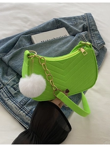 Sac sous le bras en feutre vert néon avec chaîne dorée, pompon blanc et bandoulière