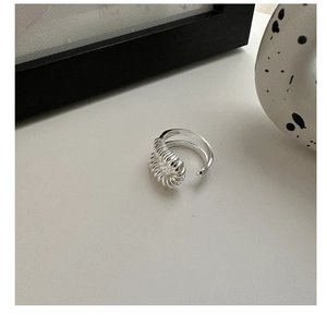 Primer plano detallado del anillo de plata S925 con textura curva y sello S925 interior