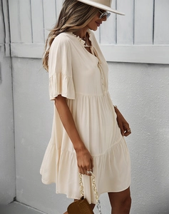 Vue latérale de la robe en mousseline beige avec col en V et manches à volants étagés