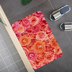 Dettaglio del tappetino assorbente in flanella con motivo a rose rosa e arancioni vivaci