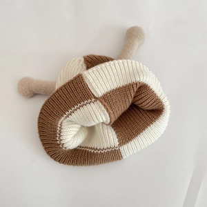Détail du bonnet tricoté pour bébé avec motif à carreaux contrastés et antennes