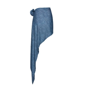Détail du nœud latéral et de la coupe asymétrique de cette jupe portefeuille bleu gris