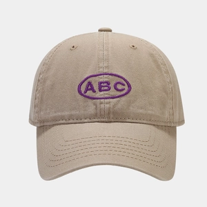 Détail de la broderie ABC violette sur une casquette de baseball en coton kaki