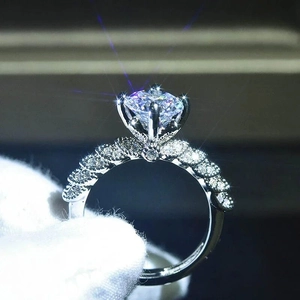 Dettaglio dell'anello moissanite a sei griffe con fascia a torsione in diamanti luccicanti
