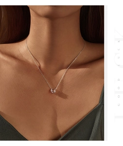 Nahaufnahme der S925 Sterlingsilber Kette mit funkelndem Anhänger im Rosenschliff