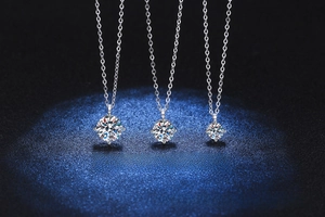 Detailed comparison of 0.5, 1, and 2 carat moissanite pendants in S925 silver