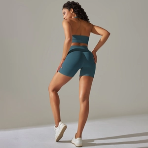 Vista posteriore del set da yoga a costine verde petrolio con pantaloncini e reggiseno
