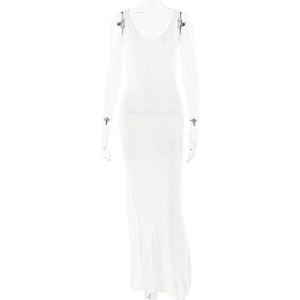 Détail de la robe longue en tricot blanc sans manches sur un mannequin élégant de studio